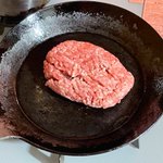 気分が落ち込んでるときにおすすめ？塩胡椒をして焼くだけのハンバーグ!