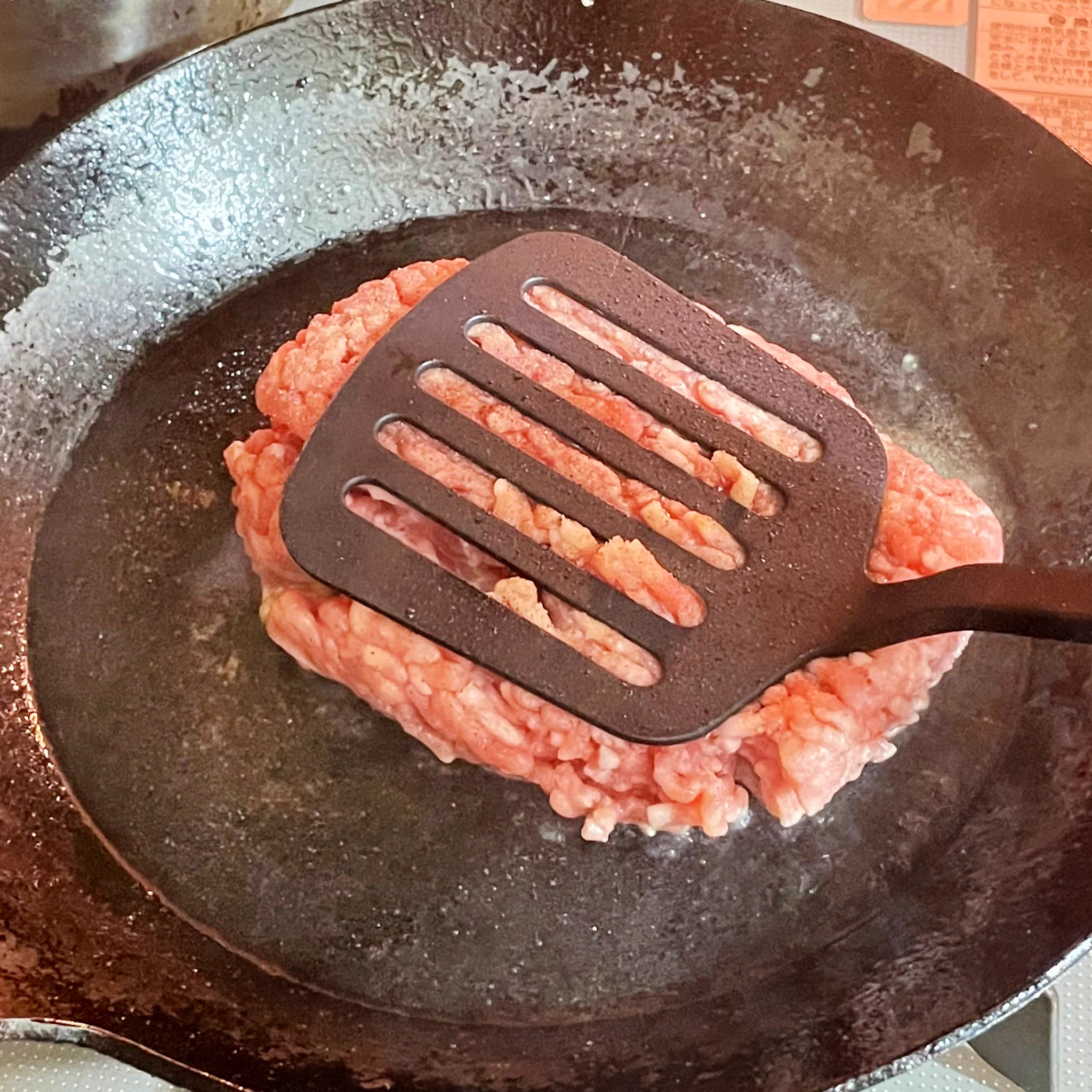 気分が落ち込んでるときにおすすめ？塩胡椒をして焼くだけのハンバーグ！