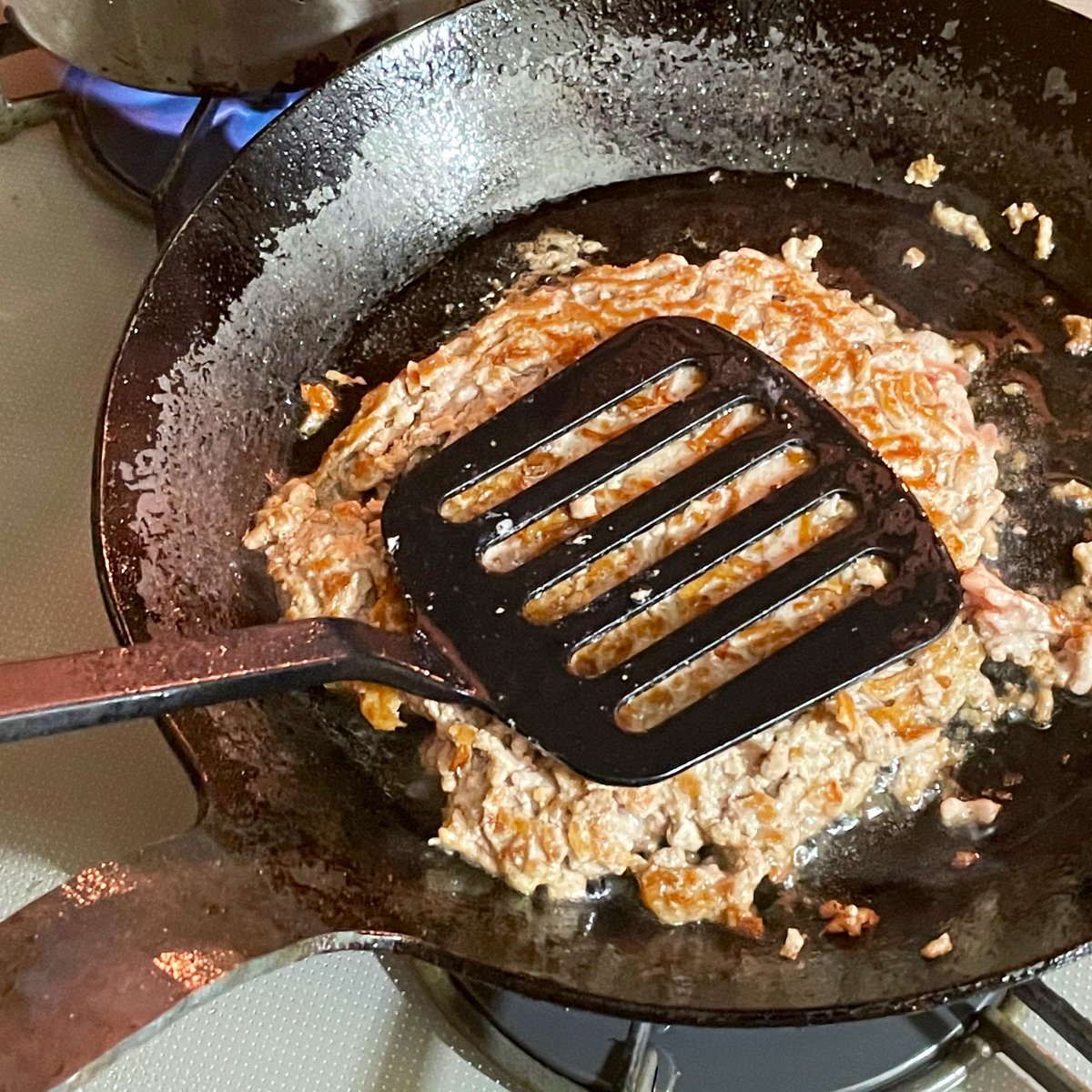 なんか終わった ってお気持ちの時にはパックの合い挽き肉に塩胡椒してそのまま両面強火で焼くだけの やけくそハンバーグ がオススメ Togetter なんか終わった ってお気持ちの時にはパックの合い挽き肉に塩胡椒してそのまま両面強火で焼くだけの やけくそハンバーグ がオススメ Togetter