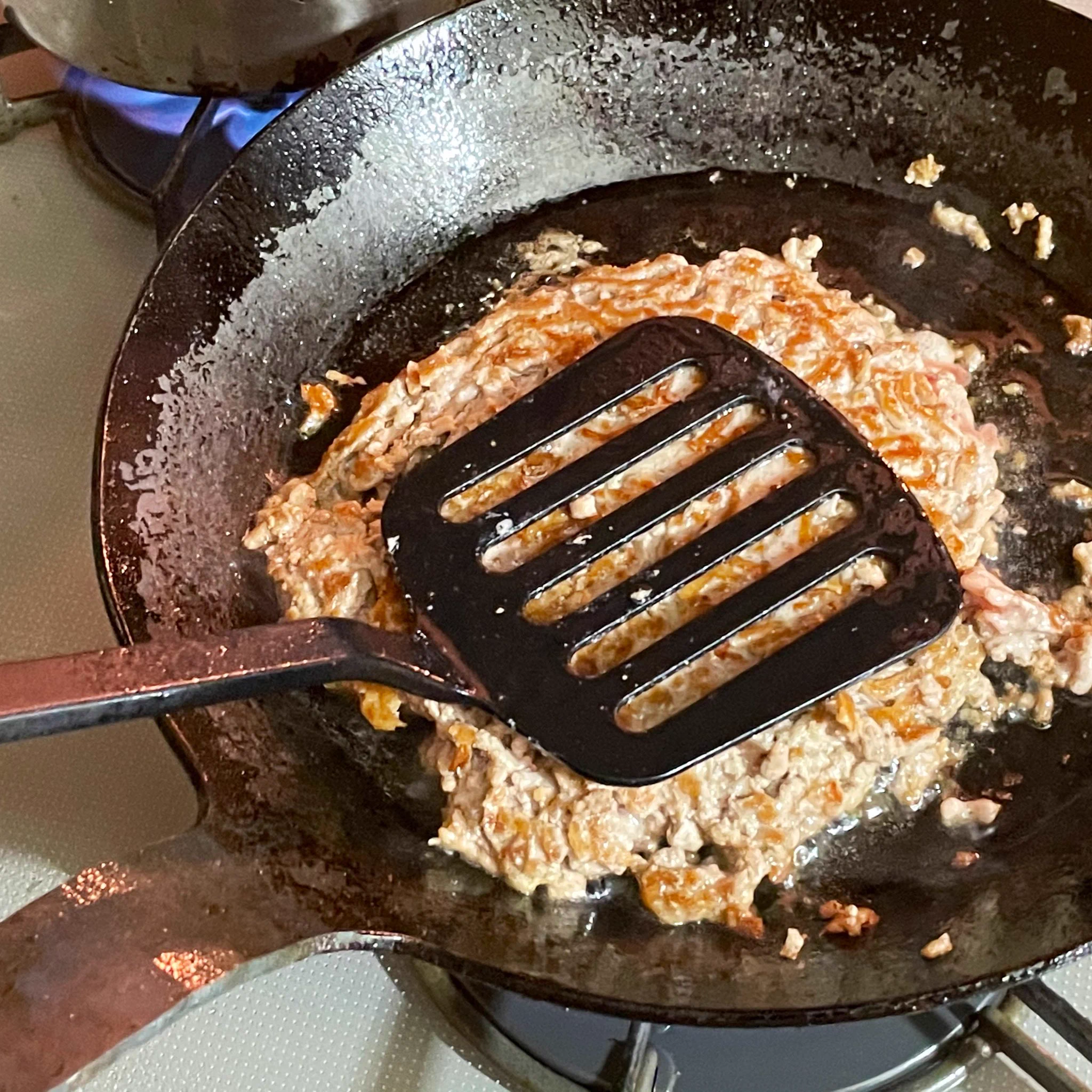 気分が落ち込んでるときにおすすめ？塩胡椒をして焼くだけのハンバーグ！