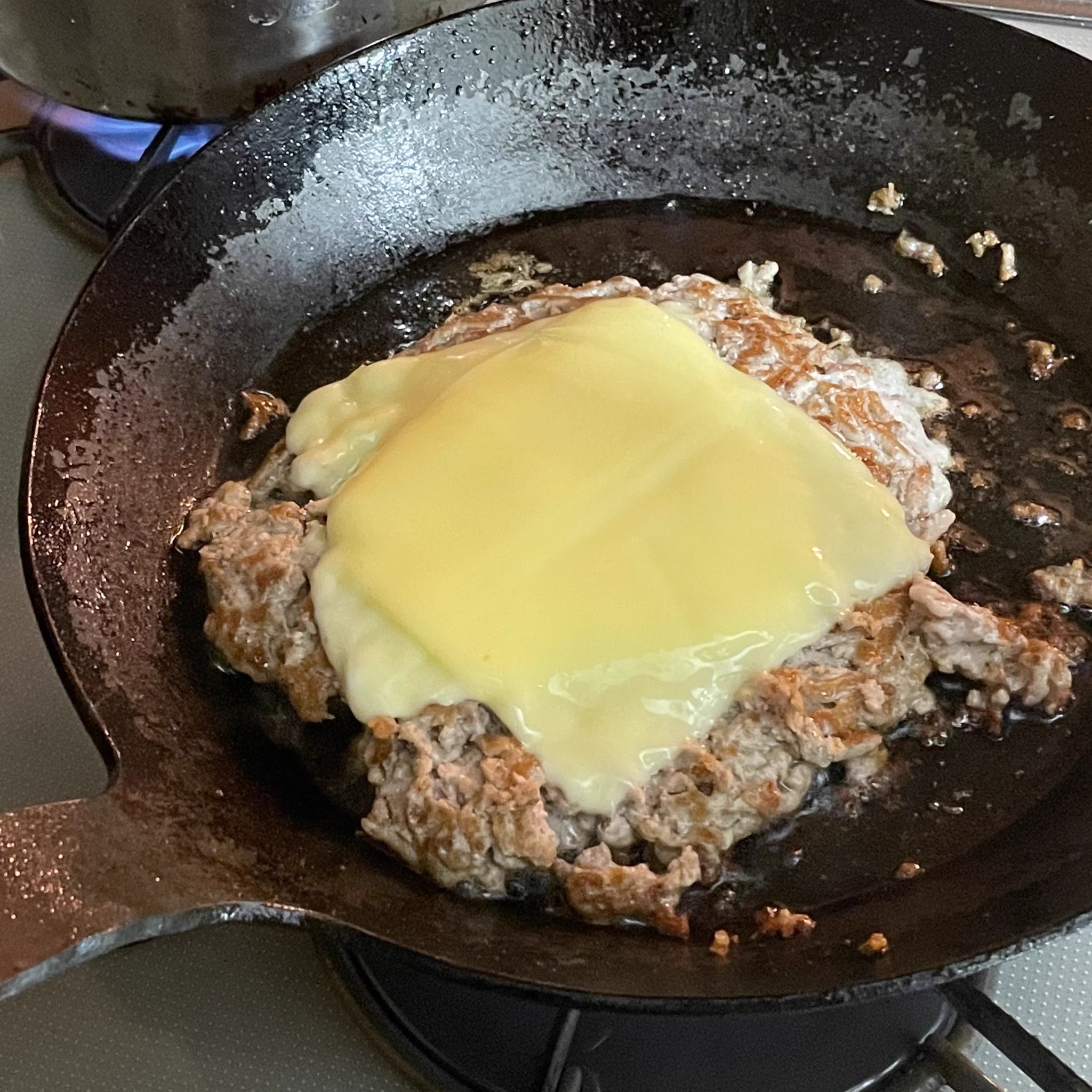 気分が落ち込んでるときにおすすめ？塩胡椒をして焼くだけのハンバーグ！