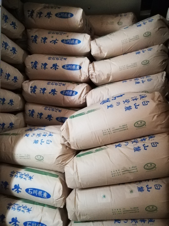 aki_rina's tweet image. お米が4トン余っているとSOSがきました。石川県のおおた農場さんは「蛍の里」とも呼ばれる自然豊かな渡津町でお米を生産。高級ホテルや高級和食料理店に卸していたため、出荷量8割減に。リピーター続出のお米、コメ好きな方はぜひ🍙

▼商品一覧はこちら
tabechoku.com/producers/2076…

#農家漁師からのSOS