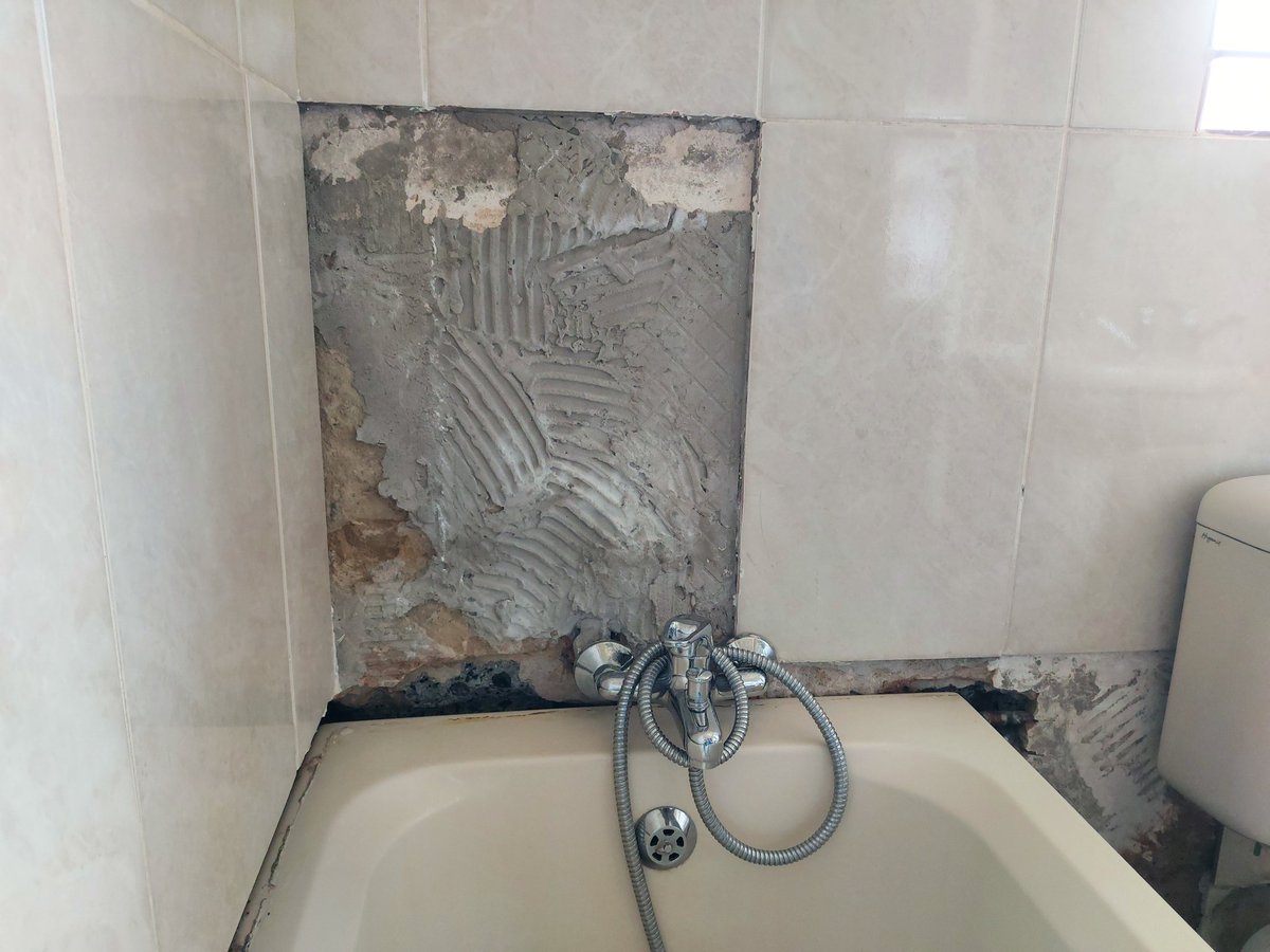 LeboTheFoodie's tweet photo. @BuildersSA Fixed a major leak in the wall &amp; around the bathtub and now my bathroom just looks dreadful. I'd use the voucher to restore it to it's former beauty.
 #WinWithBuilders #HeresToHome https://t.co/9BsIIFvfjo
