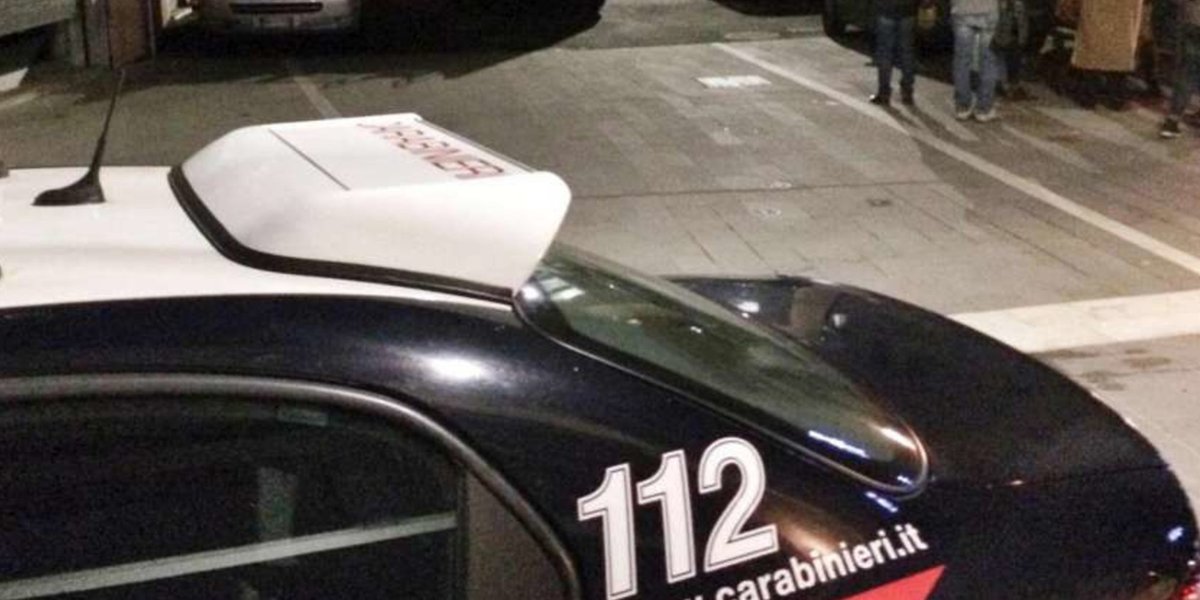 MediasetTgcom24's tweet photo. Covid, in 100 in un bar in Sardegna: minacce ai Cc con una motosega  #carabinieri https://t.co/8MoYort0Qq https://t.co/XZZOFg9mK6