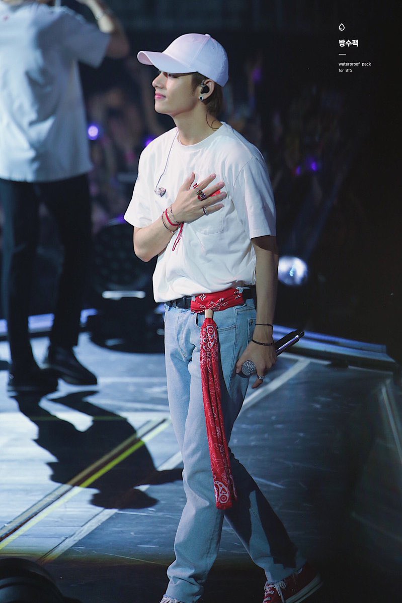 BTSArmyAara's tweet photo. The way Taehyung always touch his heart while looking at the crowd  to express his gratitude and love  to Armys. There's so much adoration in his eyes, he's so humble and thoughtful, such an angel.
TAEHYUNG IS LOVE💜WE MISS YOU TAEHYUNG #BTSV
#KimTaehyung #TAEHYUNG
#방탄소년단뷔 https://t.co/BVFavcDPbU
