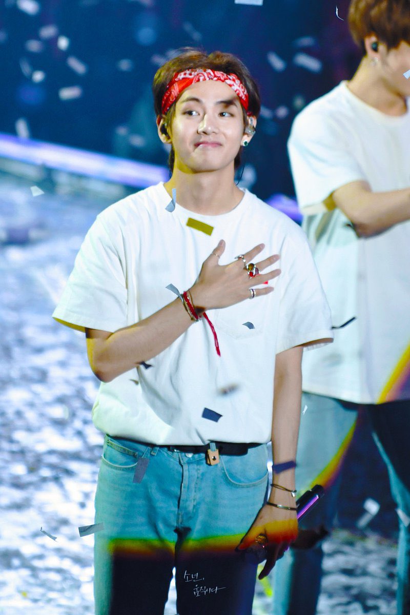 BTSArmyAara's tweet photo. The way Taehyung always touch his heart while looking at the crowd  to express his gratitude and love  to Armys. There's so much adoration in his eyes, he's so humble and thoughtful, such an angel.
TAEHYUNG IS LOVE💜WE MISS YOU TAEHYUNG #BTSV
#KimTaehyung #TAEHYUNG
#방탄소년단뷔 https://t.co/BVFavcDPbU