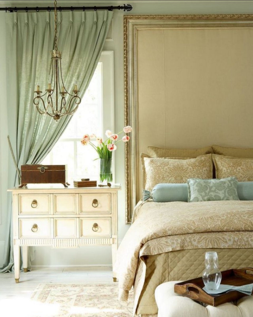 MeridienWorld's tweet photo. Bedside elegance with this gorgeous @hickorywhitefurniture night stand!
.
.
.
#bedside #nightstand #elegance #hickorywhite #bedroom #classy #traditional #furnishingtheworld https://t.co/33ew3Oi7Os