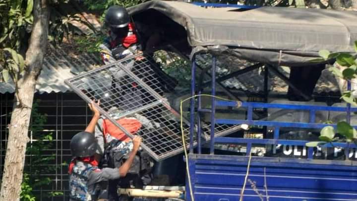 B851997's tweet photo. Terrorist group(SAC) removing the barricades of the civilians in NORTH DAGON.
FREEDOM OF SPEECH
#Mar21Coup
#WhatsHappeningInMyanmar https://t.co/3bWBBIZMGA