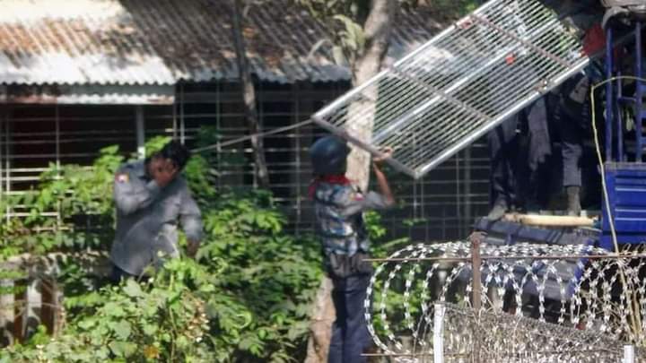B851997's tweet photo. Terrorist group(SAC) removing the barricades of the civilians in NORTH DAGON.
FREEDOM OF SPEECH
#Mar21Coup
#WhatsHappeningInMyanmar https://t.co/3bWBBIZMGA