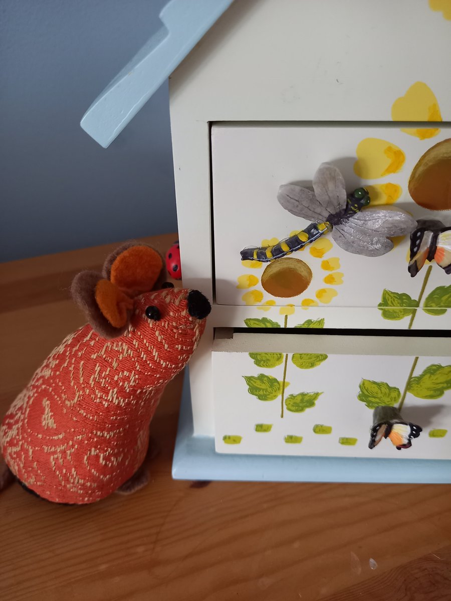 Queek53950616's tweet photo. @railwaybear Oh yes! You can have a secret drawer like me! #SecretDrawer https://t.co/jTATnyP3ED