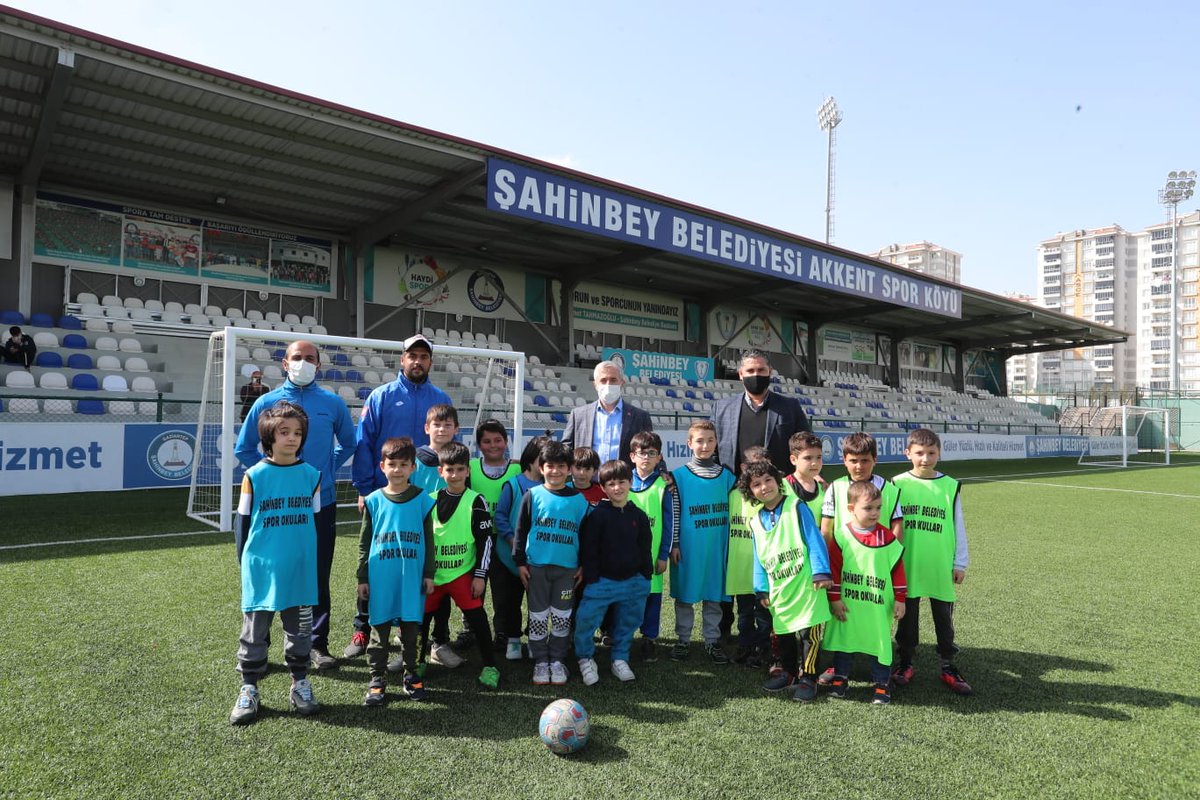 mtahmazoglu's tweet photo. Çocuklar... 

Neşe, sevinç ve gurur kaynağımız onlar.. 

Spor okulunda ziyaret ettim bugün, tekliflerini de geri çeviremedim 😉

Yay gerdik....🏹 

Şut çektik.... ⚽ https://t.co/lwk8ExvCpK