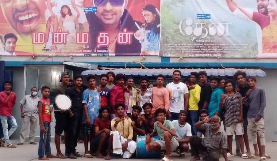 CoronaKumarr's tweet photo. Now It's Turn For ERODE #SilambarasanTR Bloods On @AbiramiErode Theatre ๐ฅ unstoppable Celebration Everywhere ๐บ๐ค
@SilambarasanTR_ | @Erode_str_fans
#ManmadhanISBack https://t.co/eHt9QjZuWC