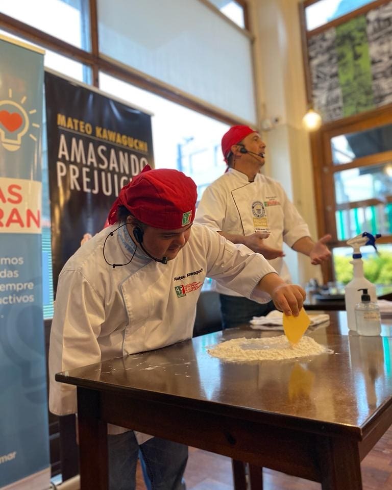 martinyeza's tweet photo. A veces me preguntan cuál es la mejor pizza de Pinamar. Acá está la respuesta: @MateoKawaguchi cada vez que viene a visitarnos. Gracias Mateo y @JavierLabake por ser parte de este nuevo #personasqueinspiran. https://t.co/BWXYNWHKEx