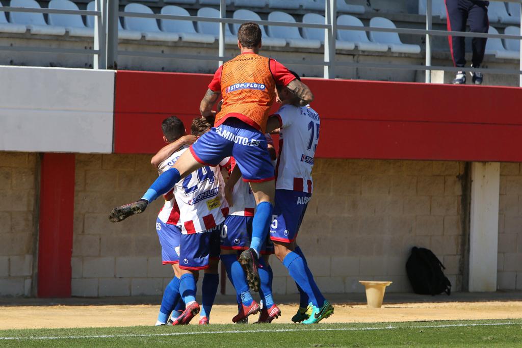 AlgecirasCF's tweet photo. 🔴 👍Desde el @AlgecirasCF felicitamos al @SanFernando_CD y al @atcosanluqueno como a sus respectivas aficiones por clasificarse para la #1ªRFEF y acompañarnos en esta nueva aventura.

#vamosshira https://t.co/P6NYHp9vkE