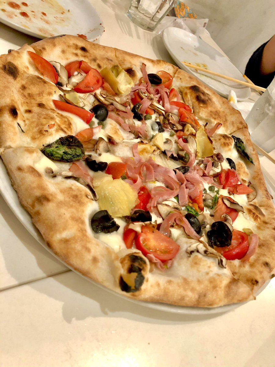 Hirofumi ラー会番外編のピザ と言うコトで 佐久 ソロピッツァジンガラ へ カプリチョーザビアンカは ミニトマトの甘みにハムとアンチョビの塩味 ケイパーとオリーブのアクセント その他は ビスマルクとマルゲリータ サラダは海老プリプリ