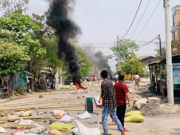 IrrawaddyNews's tweet photo. UPDATE

An anti-regime protester was killed and at least six were severely injured as soldiers and police used live rounds and rubber bullets on anti-regime protesters in #AungPinLae, #Chanmyatharzi Township, #Mandalay Region.

#WhatIsHappeningInMyanmar https://t.co/KGf6vBZGLh