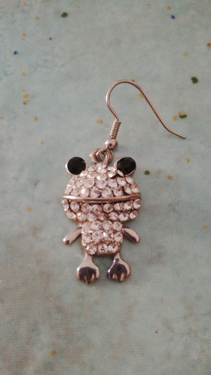 limitdami's tweet image. qui abbinerei i miei orecchini di svaroski