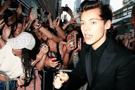 wmsrry's tweet photo. harry styles is always the main character https://t.co/ie0ka9avbJ
