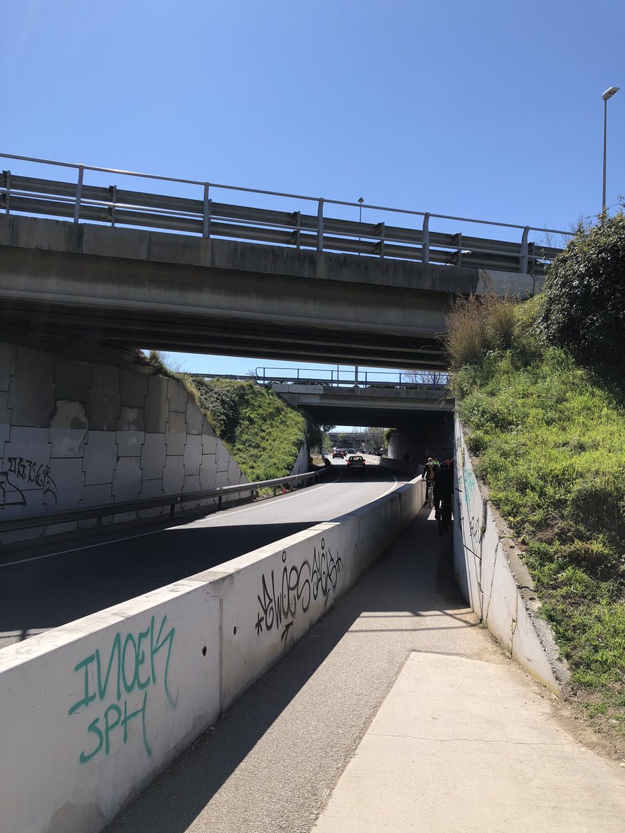 pablovictorrg's tweet photo. @nuriamarinlh @LHAjuntament @lhdigitalh @LhVerd Això es considera sortida peatonal? Ecològica? Els hospitalencs només podem tenir aquesta sortida peatonal al riu? No anem bé. https://t.co/vuqFYTUiu2