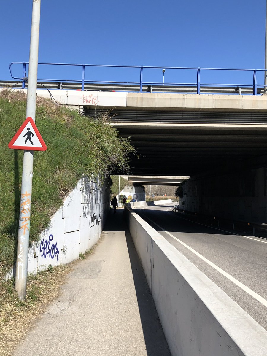 pablovictorrg's tweet photo. @nuriamarinlh @LHAjuntament @lhdigitalh @LhVerd Això es considera sortida peatonal? Ecològica? Els hospitalencs només podem tenir aquesta sortida peatonal al riu? No anem bé. https://t.co/vuqFYTUiu2