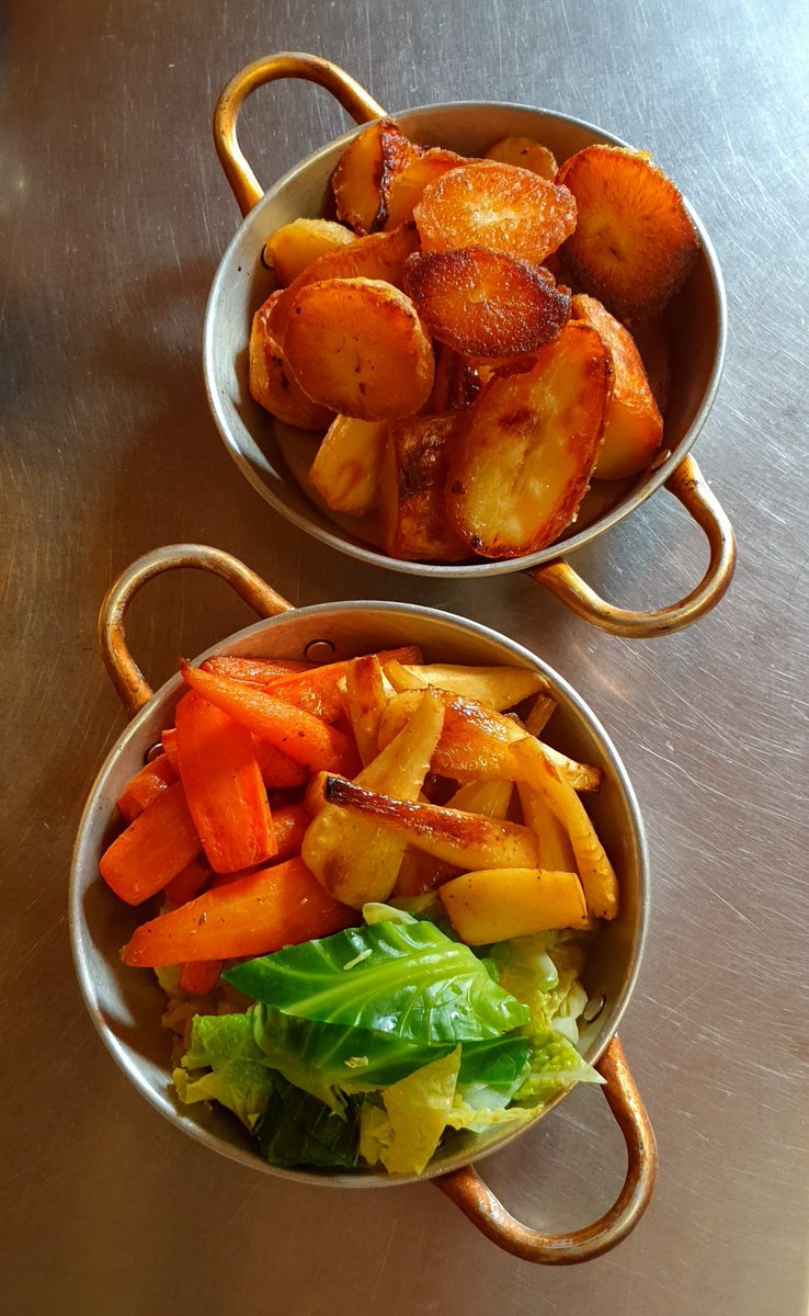 Adonakis83's tweet photo. Sundays are made for roasts 😁

#topsidebeef
#21daysmatured
#bigboyyorkies https://t.co/9zJ5cR1anO