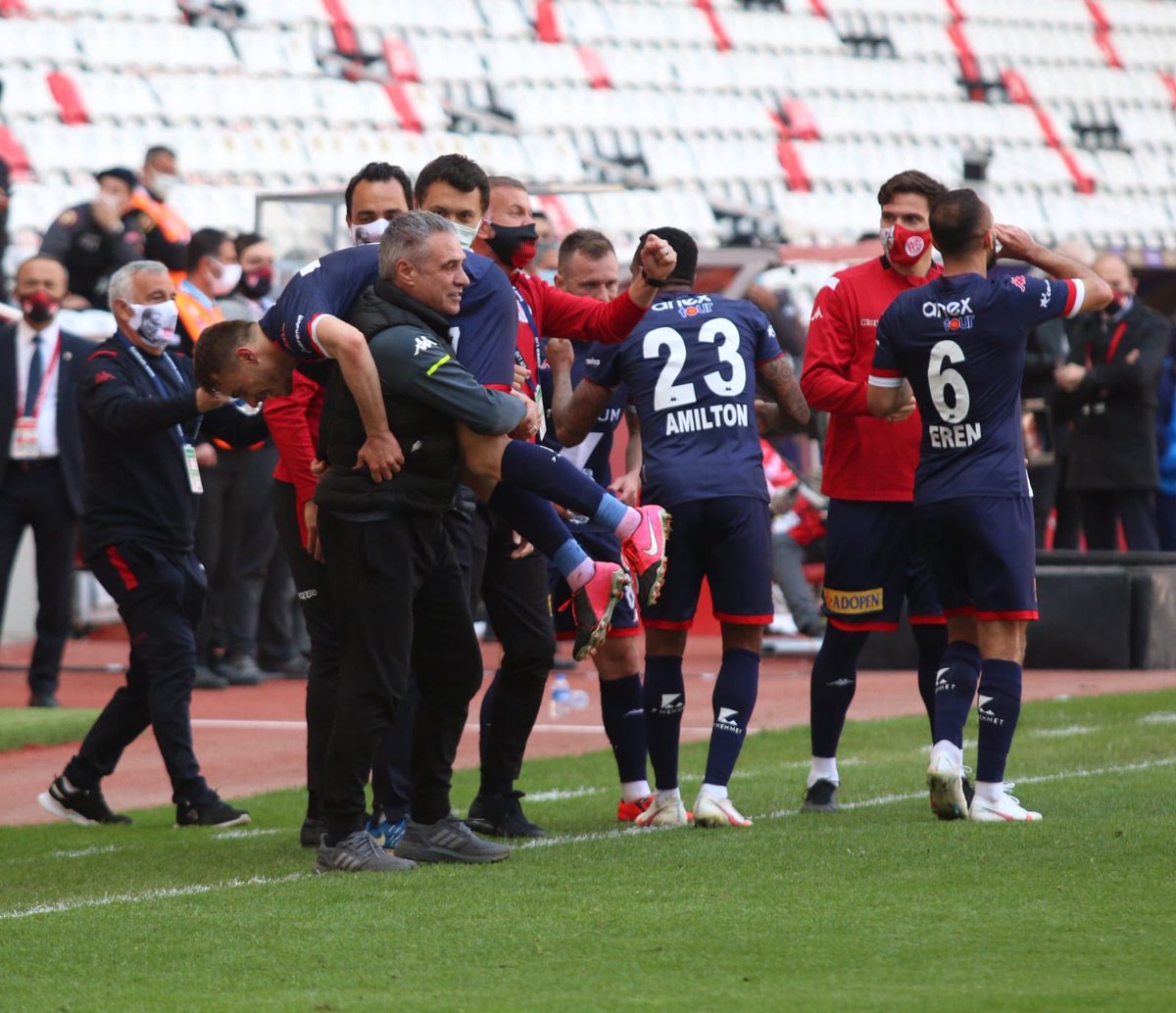 Bu adamlara inanın, çok şey başaracaklar.
#BizAntalyasporuz