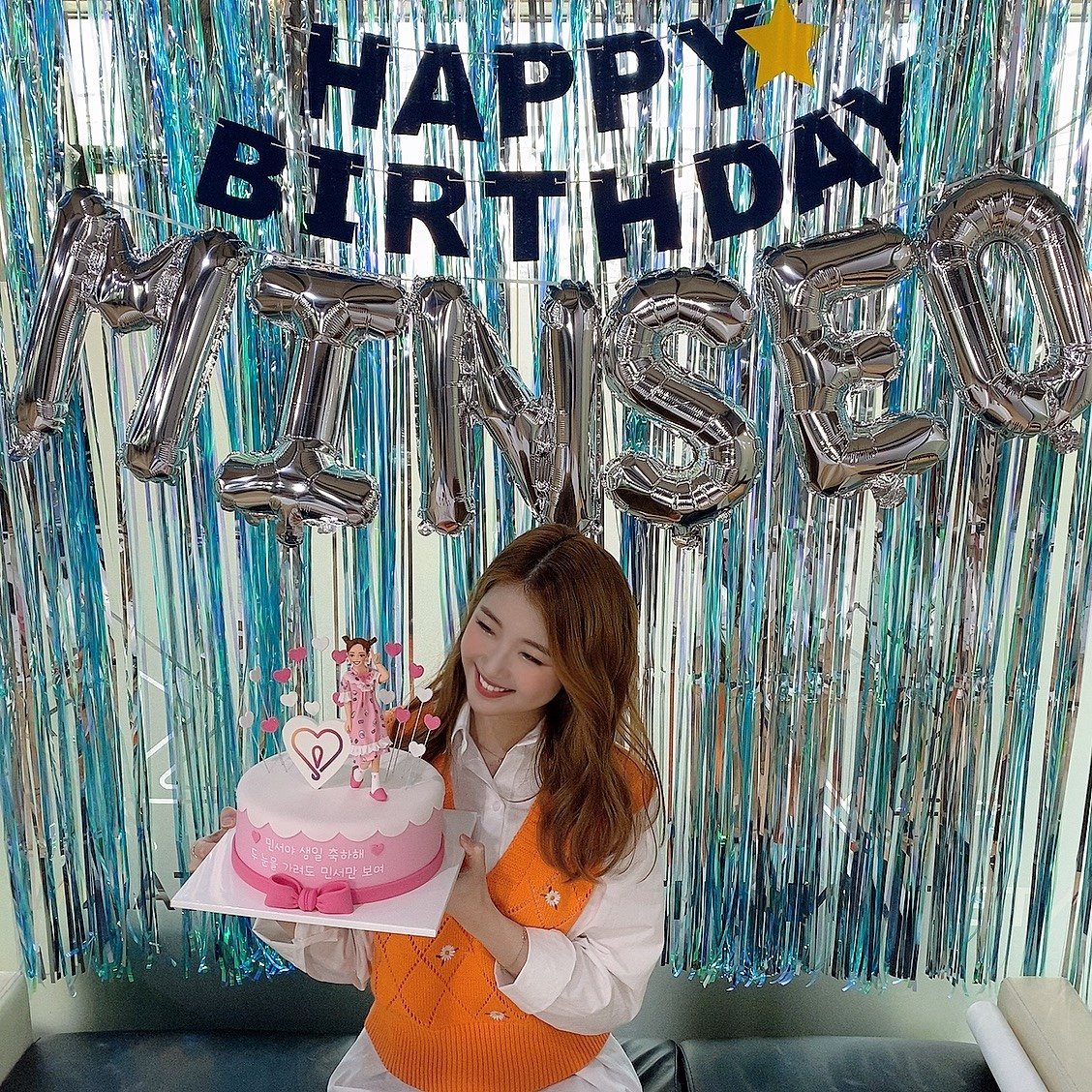 BrasilMinseo's tweet photo. [Tradução] 21.03-🐥

Hoje é o aniversário de Minseo ~
É meu último aniversário na minha adolescência, então me sinto estranho ... haha Hoje, graças a tantos parabéns eu tive um aniversário muito, muito feliz 😻❤️ https://t.co/gvbH3mWTV6
