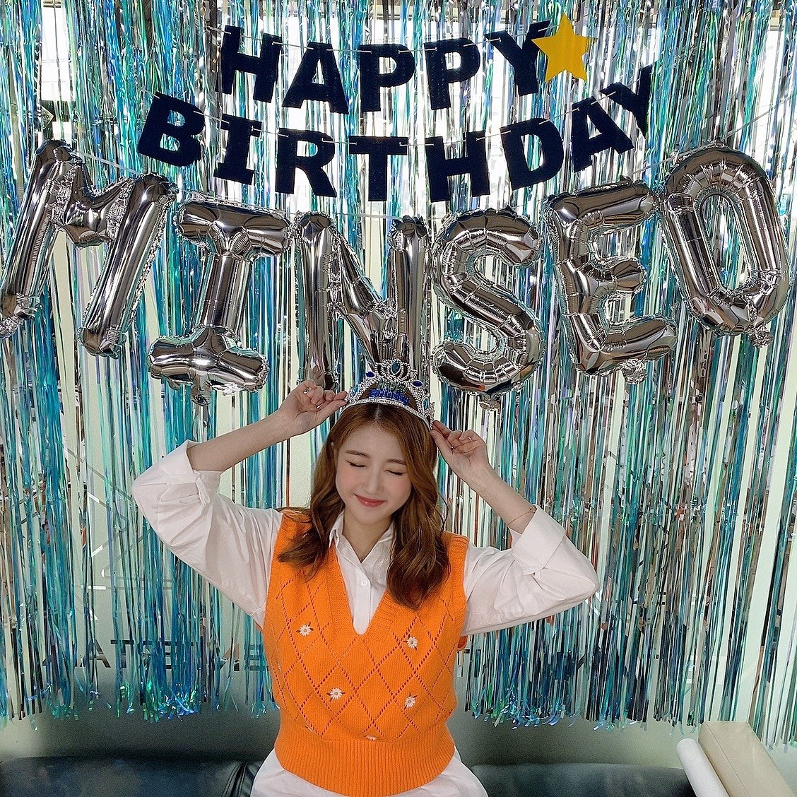 BrasilMinseo's tweet photo. [Tradução] 21.03-🐥

Hoje é o aniversário de Minseo ~
É meu último aniversário na minha adolescência, então me sinto estranho ... haha Hoje, graças a tantos parabéns eu tive um aniversário muito, muito feliz 😻❤️ https://t.co/gvbH3mWTV6