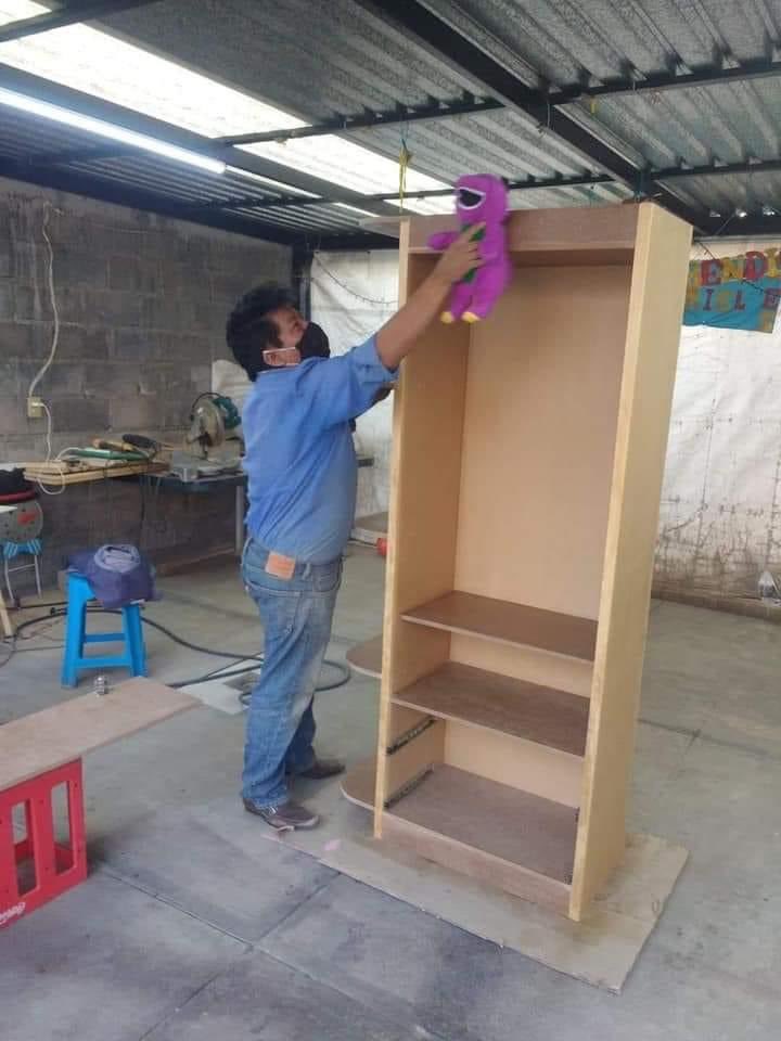 Barnizando el mueble.