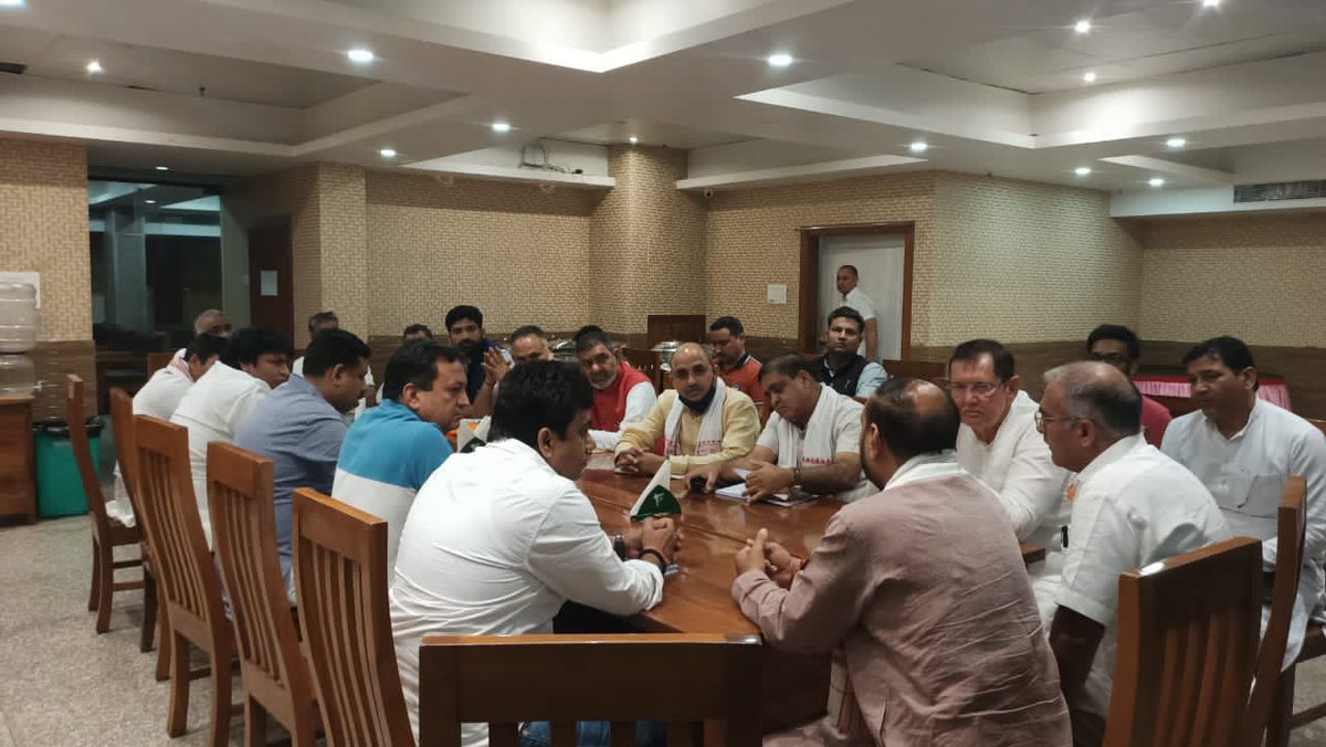 bjpsanjaybhatia's tweet photo. #AssamAssemblyPolls में सह-प्रभारी मा. @PawanSharmaBjp की @BJP4Assam के #Mission100Plus के लक्ष्य को प्राप्त करने के लिए @BJP4Haryana व @BJP4Delhi के प्रवासी कार्यकर्ताओं के साथ विस्तृत चर्चा। https://t.co/Jk5SevWXLn