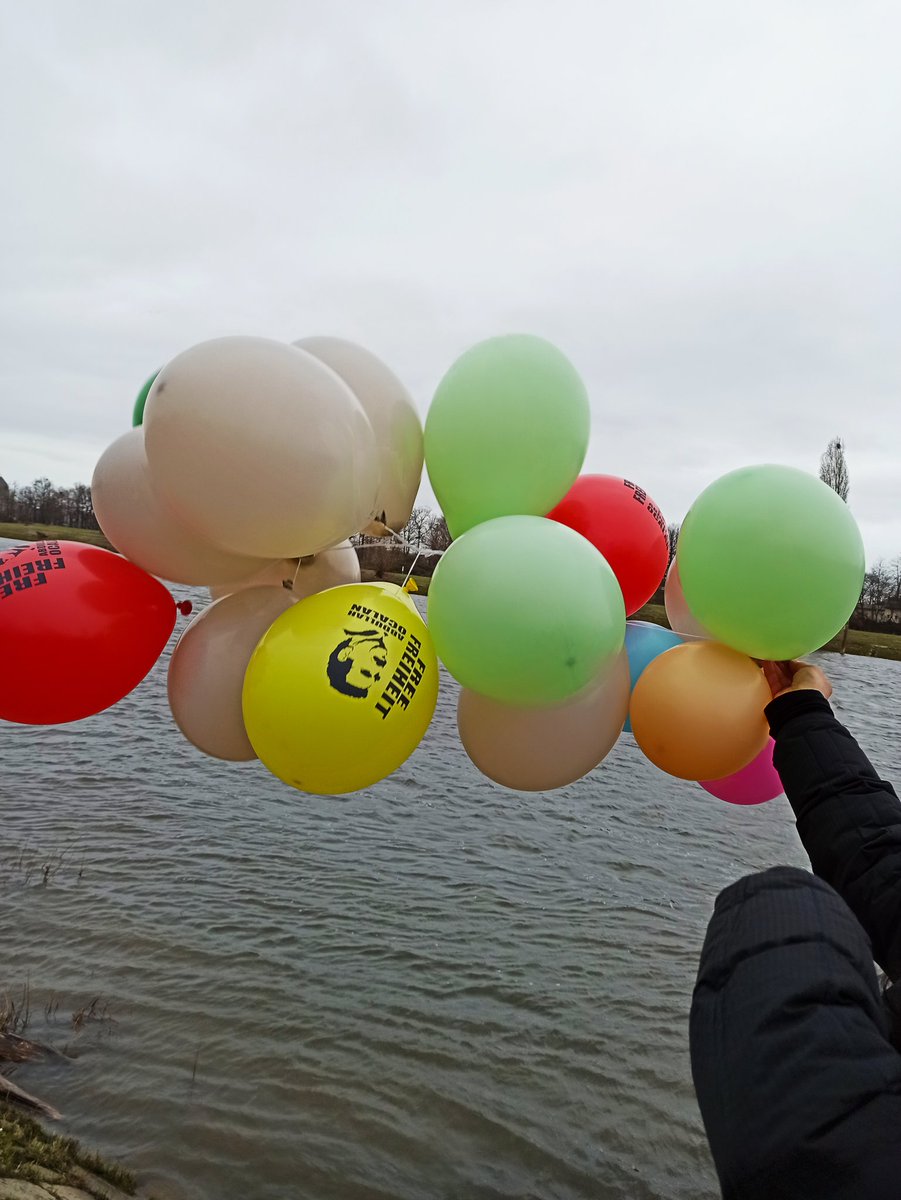 Es steigen Ballons beim #Newroz in #Dresden als Zeichen der Unterstützung für den inhaftierten Abdullah #Öcalan
#dd2103 #Newroz2021 #NewrozPirozBe