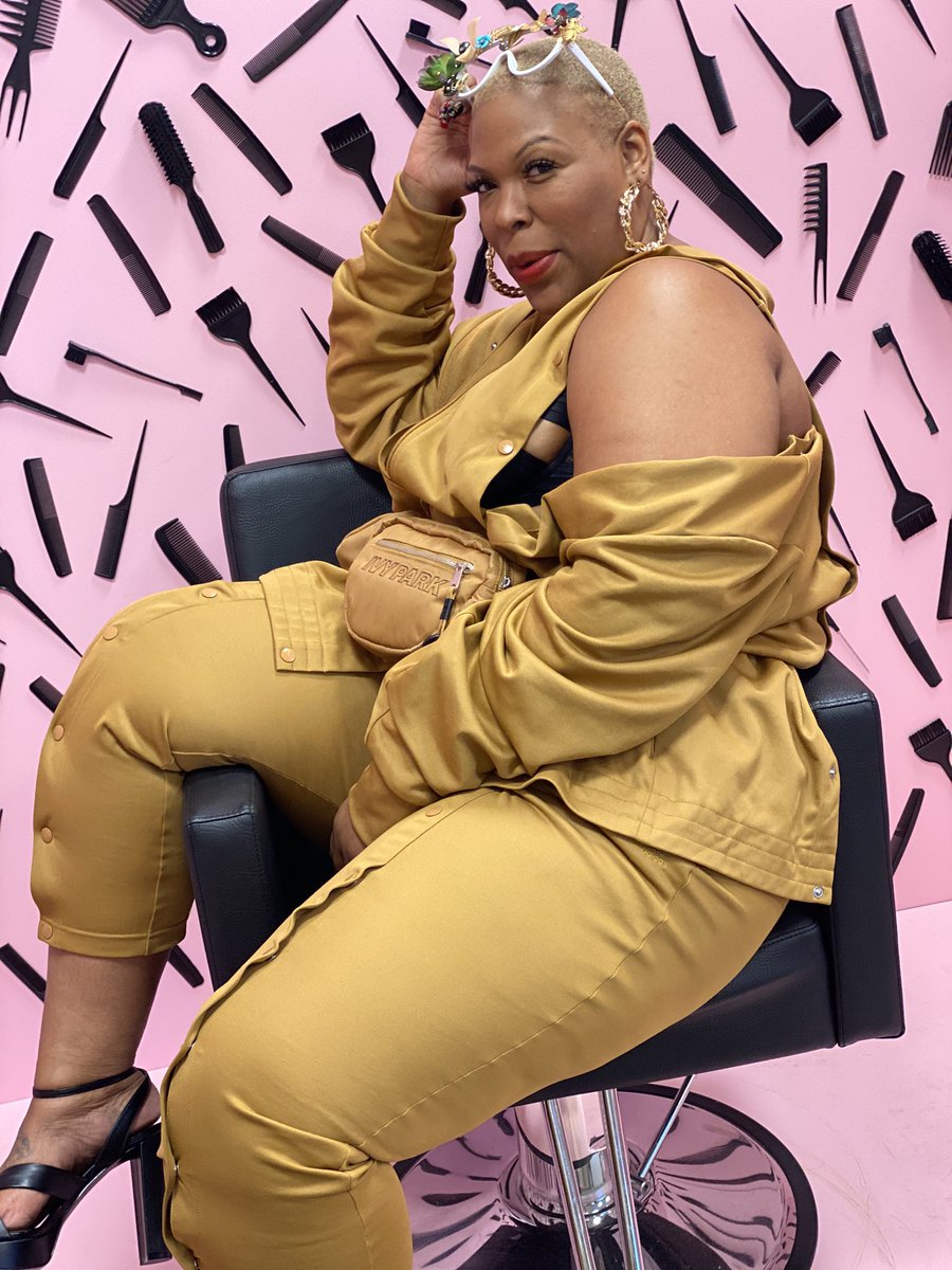 TheDivaneer's tweet photo. @MacConwell This is the face of....a Diva+Engineer, Innovator, Community Curator, and CEO #Divaneer #DivaneeringLab #STEM #STEMsNotJustforThem #FemaleFounder #Community #thisthefaceof https://t.co/RmFI6YWADD