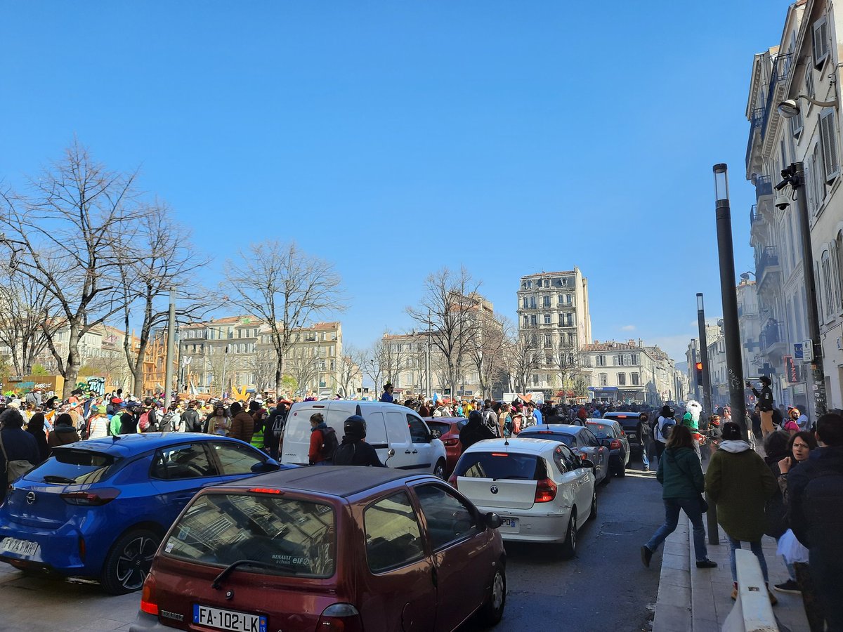 Début du Carnaval de La Plaine à #Marseille. Les caméras de vidéosurveillance méthodiquement brûlées.
