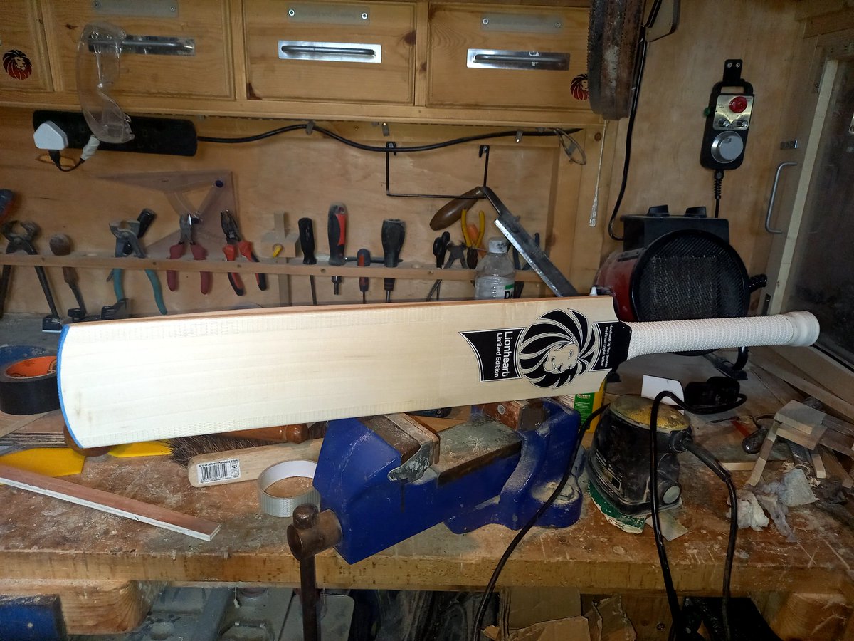Lionheart_Bats's tweet image. With nets rapidly approaching a few of the bats I've been working on are being picked up. This one a 2lb 5 full width harrow. Harrows normally 104mm, SH bats 110mm. This bat made to SH width specs upon request.