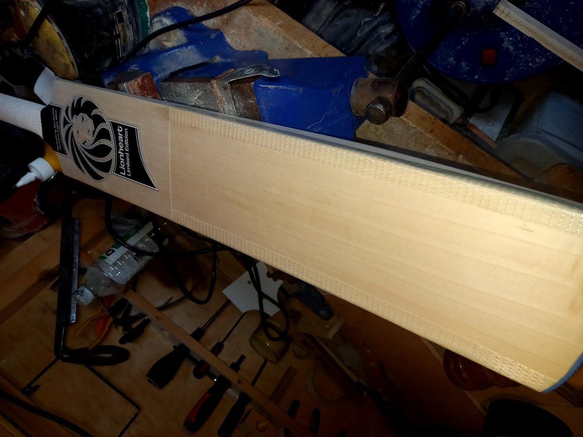 Lionheart_Bats's tweet image. With nets rapidly approaching a few of the bats I've been working on are being picked up. This one a 2lb 5 full width harrow. Harrows normally 104mm, SH bats 110mm. This bat made to SH width specs upon request.