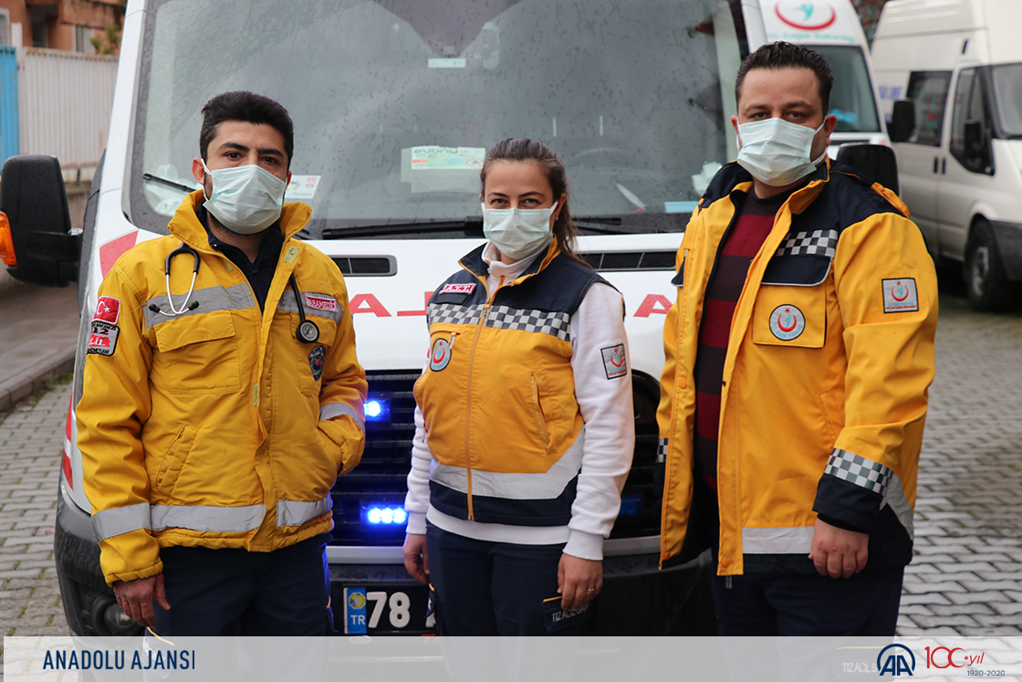 anadoluajansi's tweet photo. Zamanla yarışan acil servis ekipleri gece gündüz demeden görev başında 

İş yükünün arttığı Kovid-19 sürecinde fedakarca çalışmalarını sürdüren acil servis ekipleri, vatandaşlara tedbirlere uyma çağrısı yapıyor https://t.co/LRDpwNfvpD https://t.co/hbn0vriliI
