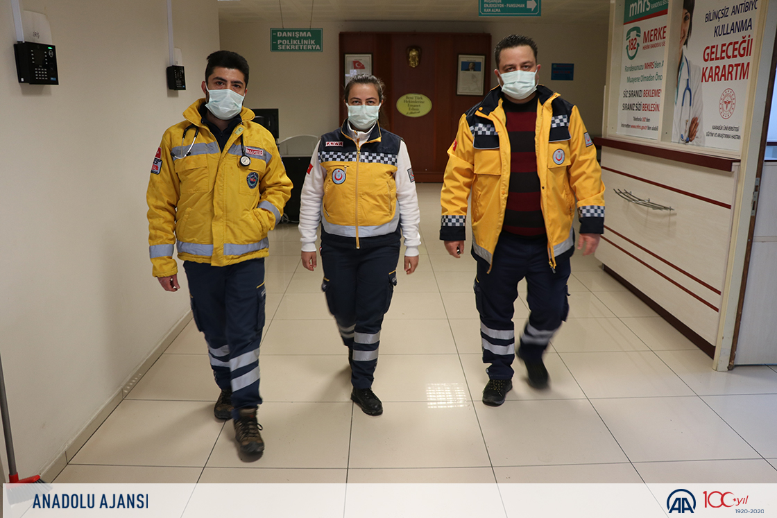 anadoluajansi's tweet photo. Zamanla yarışan acil servis ekipleri gece gündüz demeden görev başında 

İş yükünün arttığı Kovid-19 sürecinde fedakarca çalışmalarını sürdüren acil servis ekipleri, vatandaşlara tedbirlere uyma çağrısı yapıyor https://t.co/LRDpwNfvpD https://t.co/hbn0vriliI
