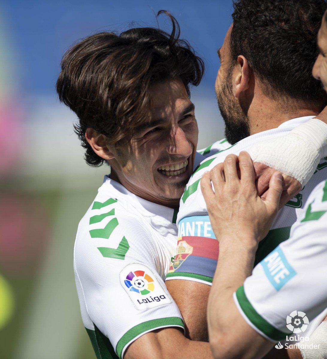 LaLigaEN's tweet photo. Jubilation for @Elchecf_en and @PereMilla7! 🎊🌴

#GetafeElche https://t.co/5ejaWfy980
