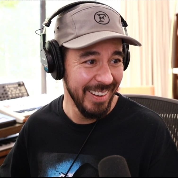 mikeshinoda_de's tweet photo. #ShinodasWoche - 8
HIGHLIGHT - 1 Jahr Stream Jubiläum 
Unglaublich, so lange dürfen wir schon dabei sein, wenn #MikeShinoda Musik macht. Außerdem kann man ihm Fragen stellen, er erfüllt Musik und Kunstwünsche etc. 
Diese Nähe und der Umgang mit uns Fans ist etwas Besonderes.
🔽2 https://t.co/mJoaW4abM7