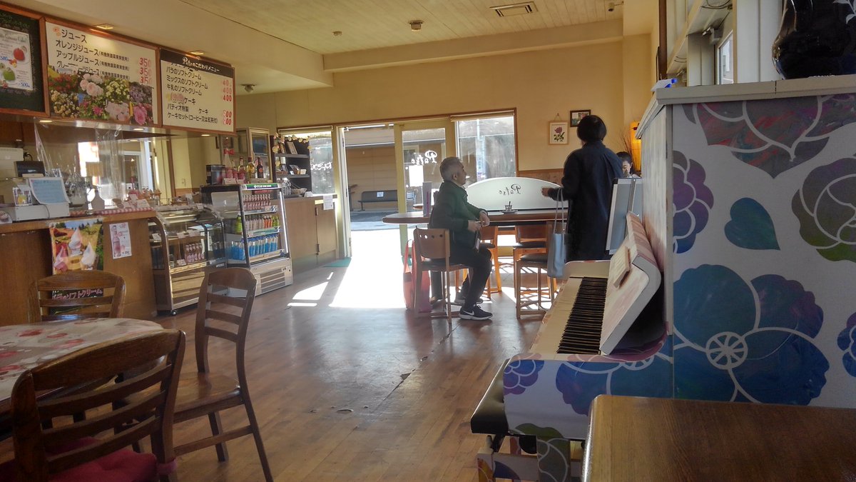 クロブチ大 Kurobuchidai Pa Twitter 千葉県八千代市の京成バラ園入口にある カフェパティオのピアノを弾いてみた ピアノには バラがデザインされ情熱あふれる外観 コーヒーや紅茶の香りも店内に溢れる独特な雰囲気 バラが咲いた 百万本のバラを演奏 店員の対応