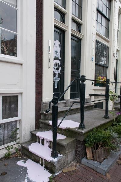 seven__'s tweet photo. Stickers plakken op iemands voordeur is inderdaad intimiderend, een bekladde voordeur daarentegen is een reden voor grappen. 
(Beide zijn natuurlijk stom.) https://t.co/y04SR6nL7V