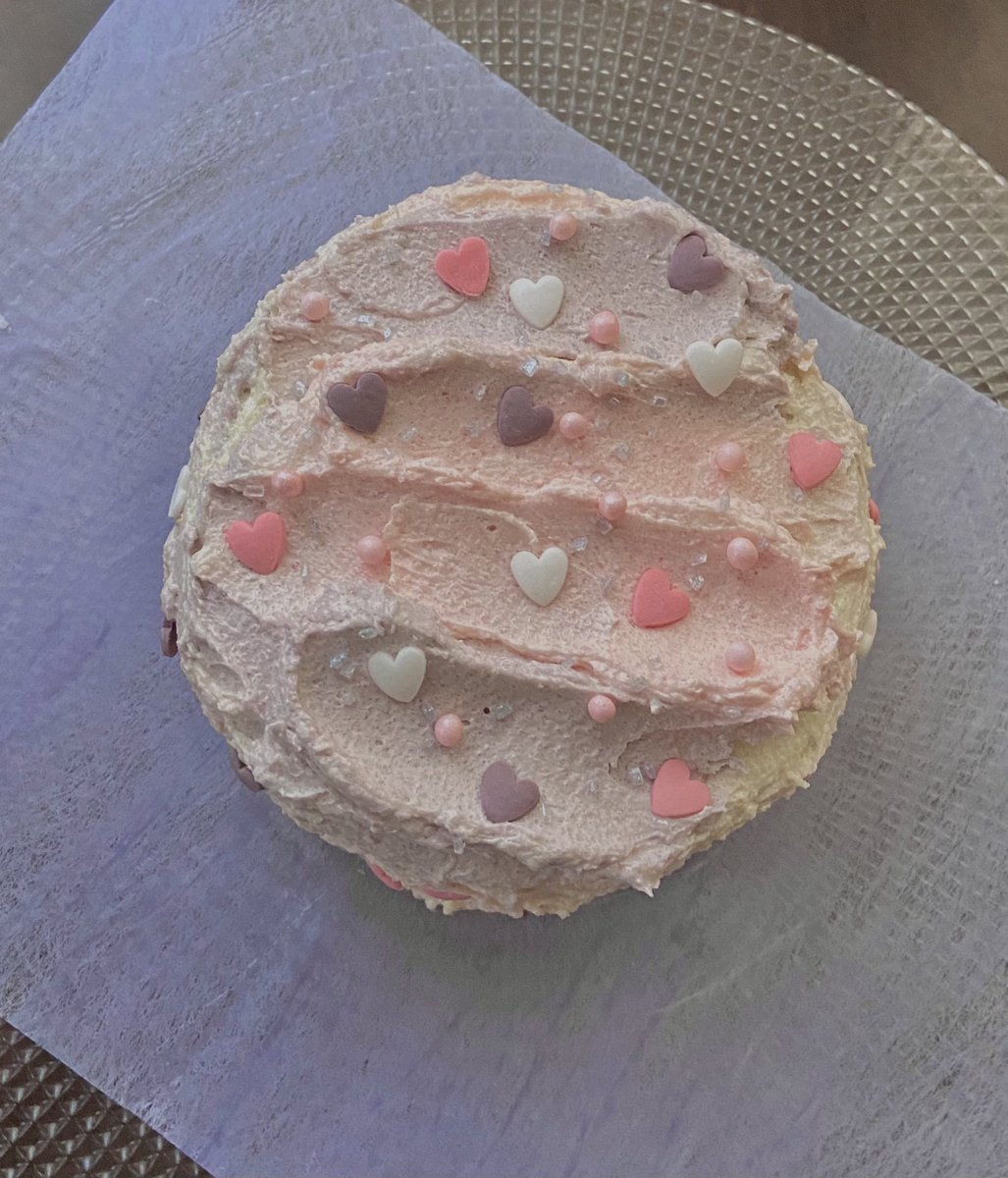 reemamssf's tweet photo. made a mini cake for my beautiful mom for #MothersDay2021 ♡  
(it’s vegan🌱) https://t.co/QOPiAremZR