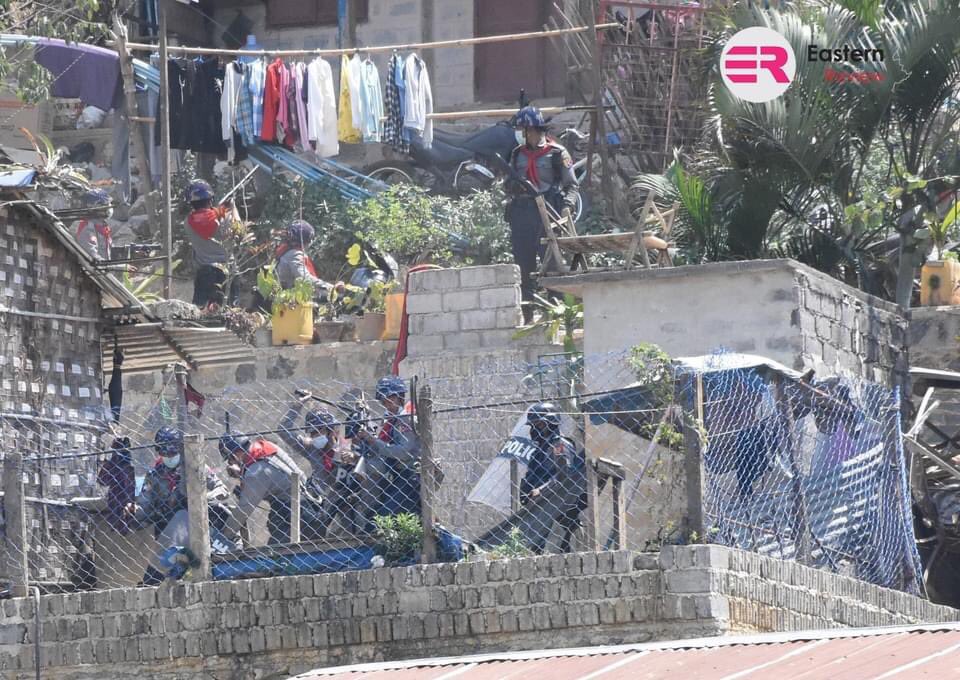 SandiBo8's tweet photo. Evidence pictures of Military Terrorists raiding into civilian’s house, beating and punching an innocent civilian in Yadanar Thiri ward, Taunggyi ❗

FREEDOM OF SPEECH 

#WhatsHappeningInMyanmar
#Mar21Coup https://t.co/WwOzeXT3GE