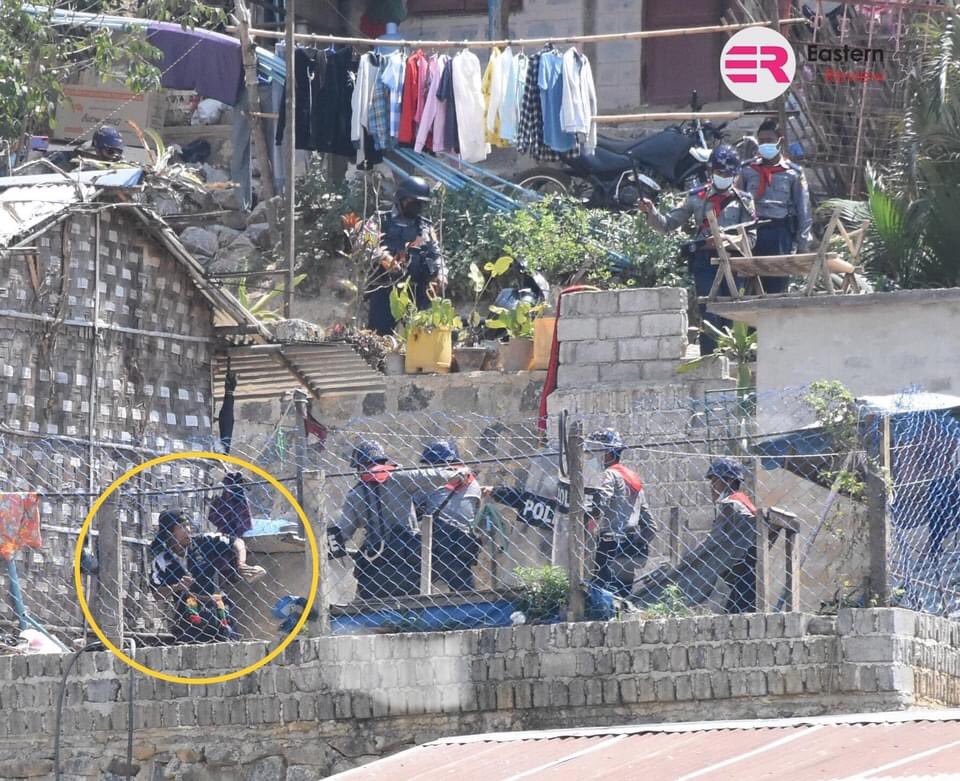 SandiBo8's tweet photo. Evidence pictures of Military Terrorists raiding into civilian’s house, beating and punching an innocent civilian in Yadanar Thiri ward, Taunggyi ❗

FREEDOM OF SPEECH 

#WhatsHappeningInMyanmar
#Mar21Coup https://t.co/WwOzeXT3GE