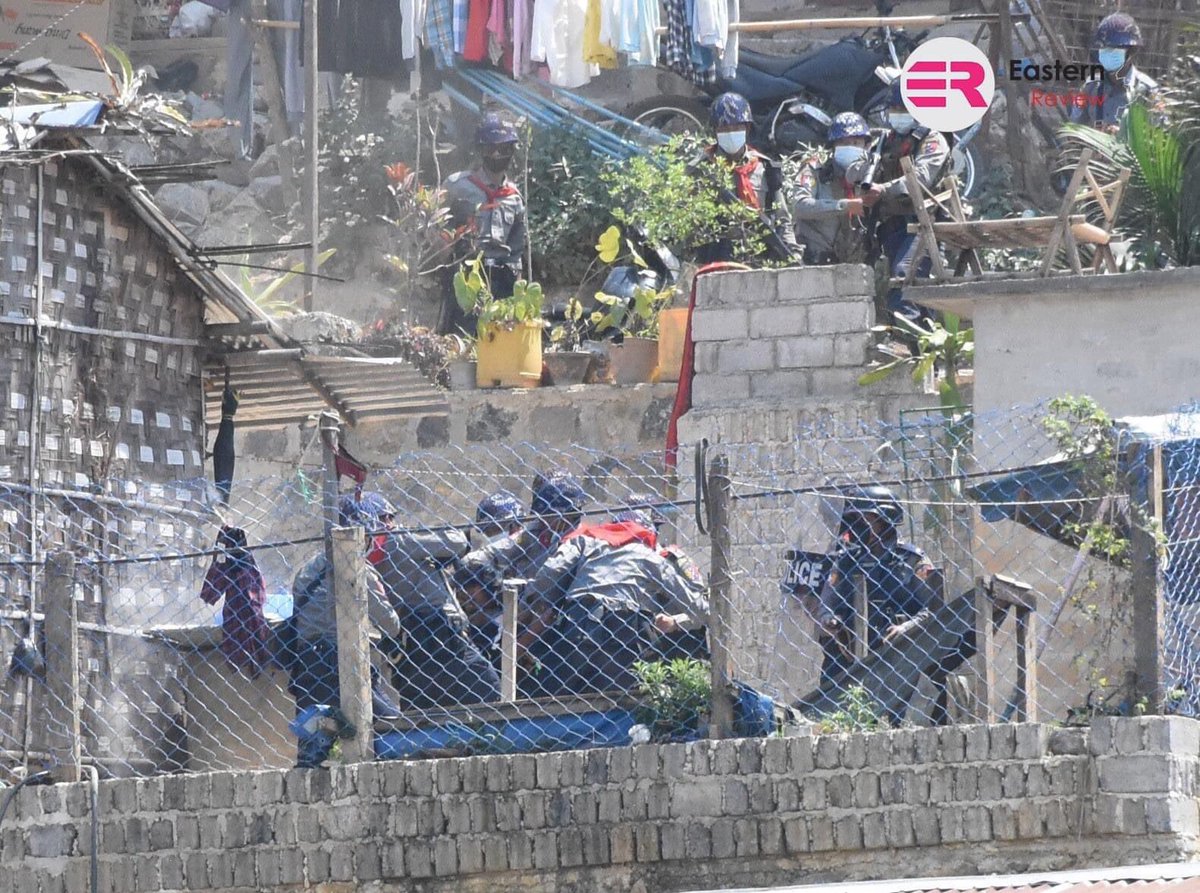 SandiBo8's tweet photo. Evidence pictures of Military Terrorists raiding into civilian’s house, beating and punching an innocent civilian in Yadanar Thiri ward, Taunggyi ❗

FREEDOM OF SPEECH 

#WhatsHappeningInMyanmar
#Mar21Coup https://t.co/WwOzeXT3GE