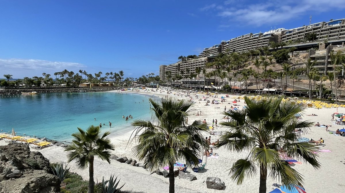 HomeTeamGC's tweet photo. It looks like social distancing works even the beach well 👍🌴 #hometeamgc
#GranCanaria
#thecanaryislands
#islascanarias
#CanaryIslands 
#thebestclimateintheworld
#kanarischeinseln
#kanáriszigetek 
#hometeamgrancanaria
#realestategc
#inmobiliaria
#propertybusinessgc https://t.co/THdLXYujOA