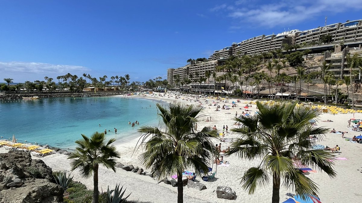 It looks like social distancing works even the beach well 👍🌴 #hometeamgc
#GranCanaria
#thecanaryislands
#islascanarias
#CanaryIslands 
#thebestclimateintheworld
#kanarischeinseln
#kanáriszigetek 
#hometeamgrancanaria
#realestategc
#inmobiliaria
#propertybusinessgc