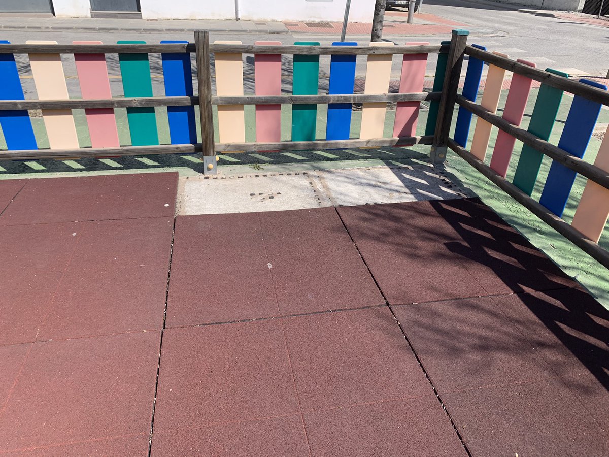 La_Catana's tweet photo. @AytoChurriana Ruego hagan reforma y mantenimiento del parque infantil situado en C/Perú,es el único en todo el pueblo que se encuentra en estado de abandono y muy deteriorado como se puede ver en las fotos. Suelo peligroso y columpios rotos. https://t.co/Aca2vwgcuv