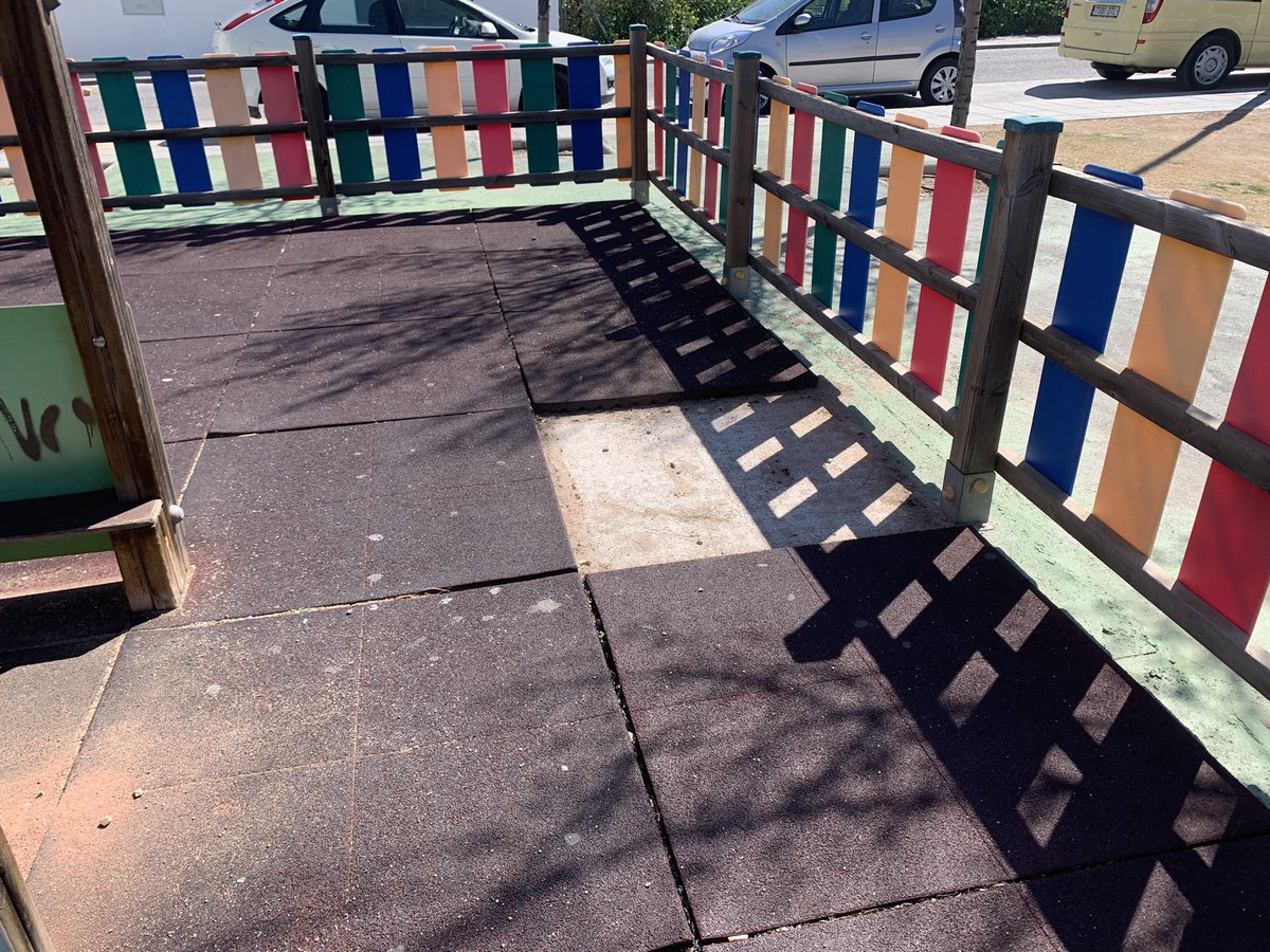 La_Catana's tweet photo. @AytoChurriana Ruego hagan reforma y mantenimiento del parque infantil situado en C/Perú,es el único en todo el pueblo que se encuentra en estado de abandono y muy deteriorado como se puede ver en las fotos. Suelo peligroso y columpios rotos. https://t.co/Aca2vwgcuv