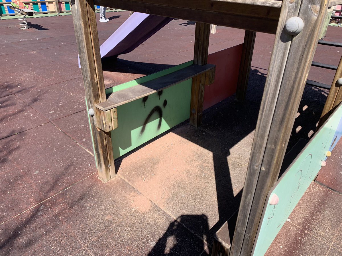 La_Catana's tweet photo. @AytoChurriana Ruego hagan reforma y mantenimiento del parque infantil situado en C/Perú,es el único en todo el pueblo que se encuentra en estado de abandono y muy deteriorado como se puede ver en las fotos. Suelo peligroso y columpios rotos. https://t.co/Aca2vwgcuv